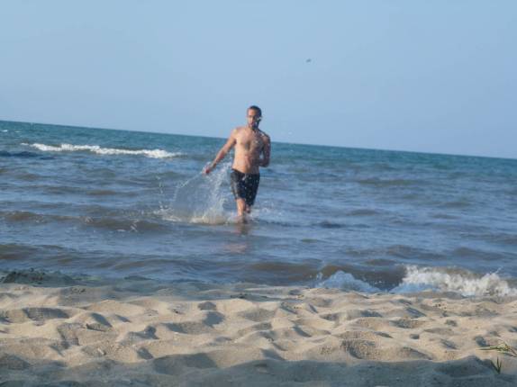 Em dia de muito sol, delicioso mergulho em praia de Livingston, no litoral da Guatemala